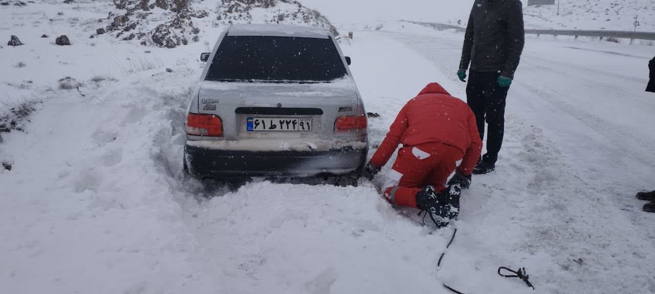 امدادرسانی به خودروهای گرفتار شده در برف و کولاک گرمی+ تصاویر