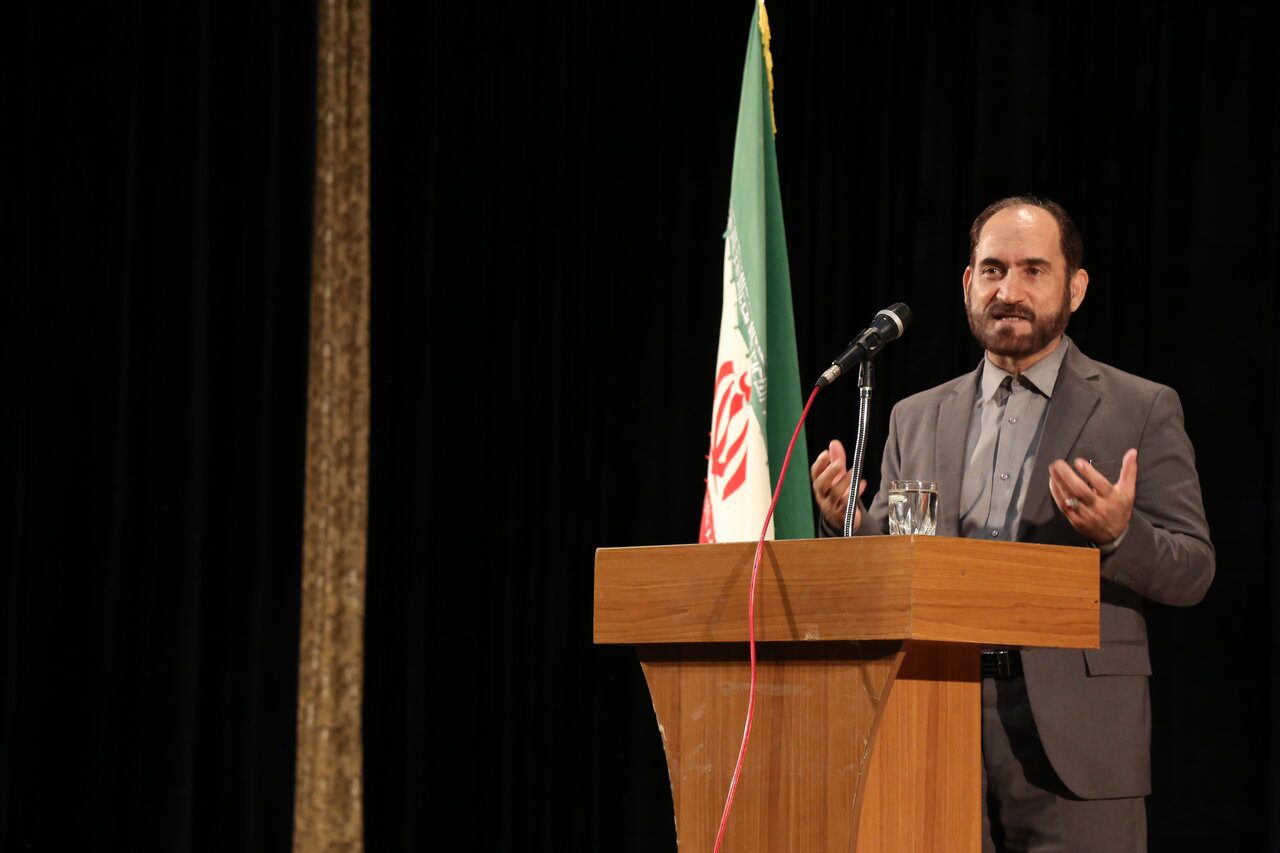 جامعه باید جایگاه حقوقی مدیران و معلمان را بپذیرد