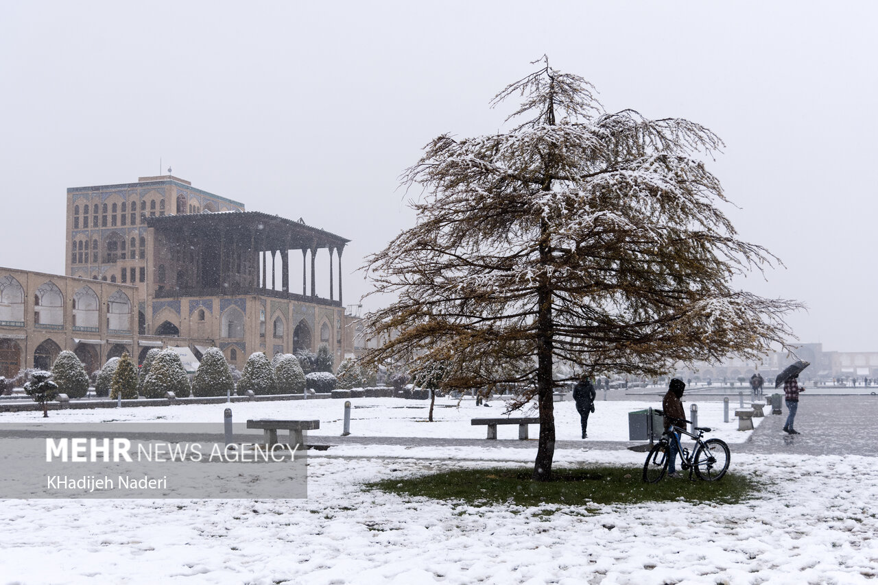 تداوم بارش برف در اصفهان/ هوا تا ۱۵ درجه‌ سردتر می‌شود