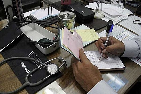 اعتراضات تعرفه های پزشکی کلید خورد/ وزارت بهداشت تهدید کرد