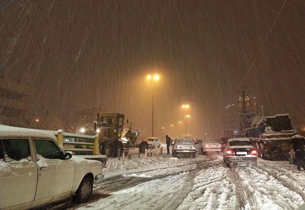 برف و کولاک در مناطق کوهستانی استان سمنان | جاده‌ها لغزنده شد