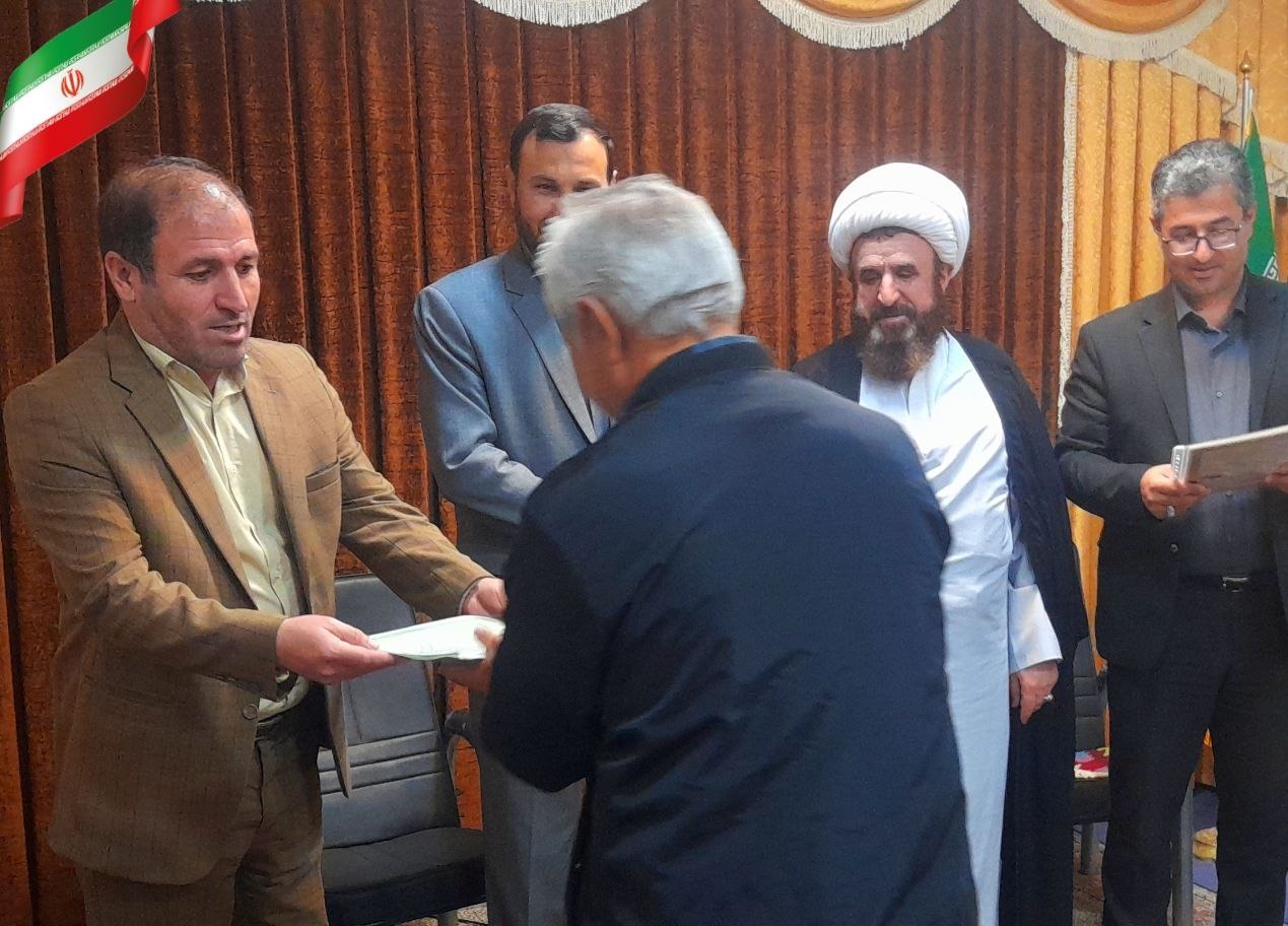 سند مالکیت به کشاورزان گرمی اهداء شد
