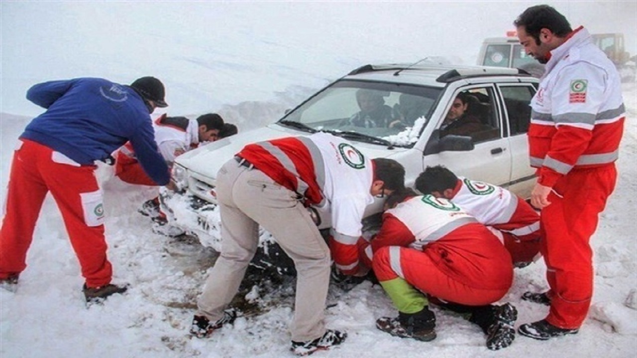 امدادرسانی به خودروهای گرفتار در گردنه الماس