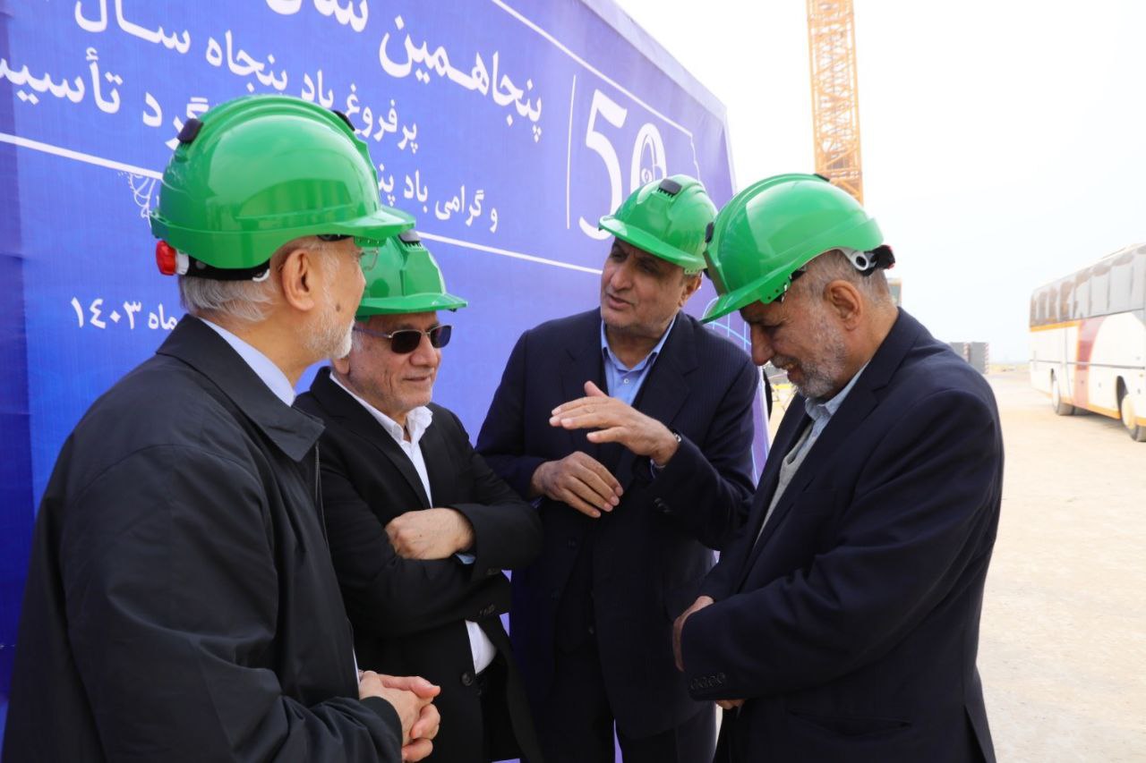 بازدید اسلامی و رؤسای ادوار سازمان انرژی اتمی از واحدهای در حال ساخت نیروگاه بوشهر