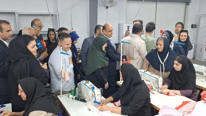 سخنگوی دولت از یک کارگاه تولیدی پوشاک در انزلی بازدید کرد