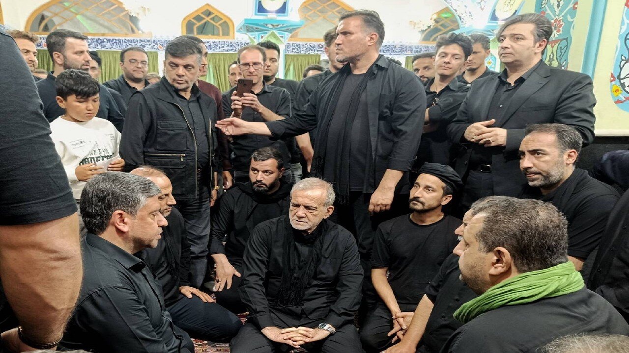 حضور رییس جمهور در مراسم شام غریبان امام‌حسین (ع) اردبیل