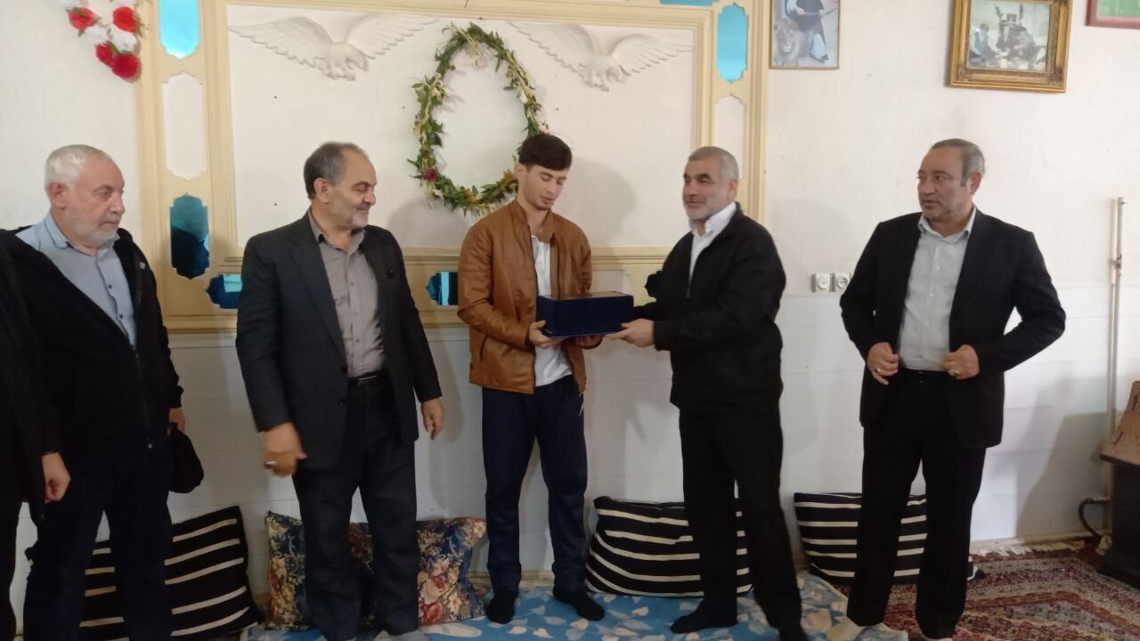 نائب رئیس مجلس از جوان ورزشکار اردبیلی قدردانی کرد