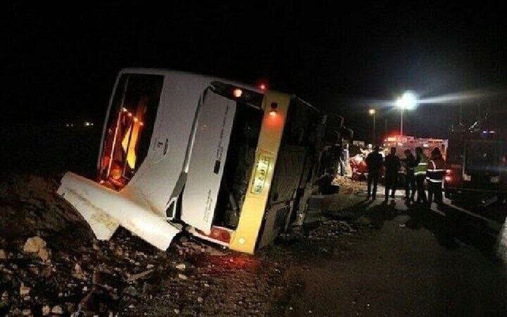 تصادف تریلی با اتوبوس در شیراز با ۱۸ مصدوم