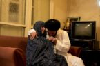 پاسداشت مقام مادر؛ دست‌بوسی مادر توسط آیت‌الله عاملی