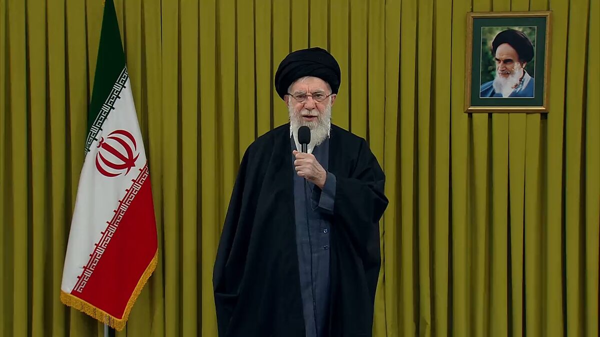 رهبرانقلاب: ملت عزیز ایران دشمنان را مأیوس کردید