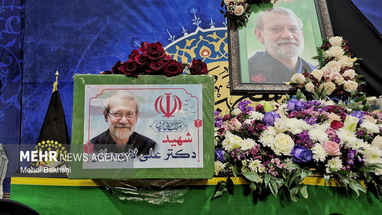 نماز متفاوت شهید لاریجانی در مسکو+ فیلم