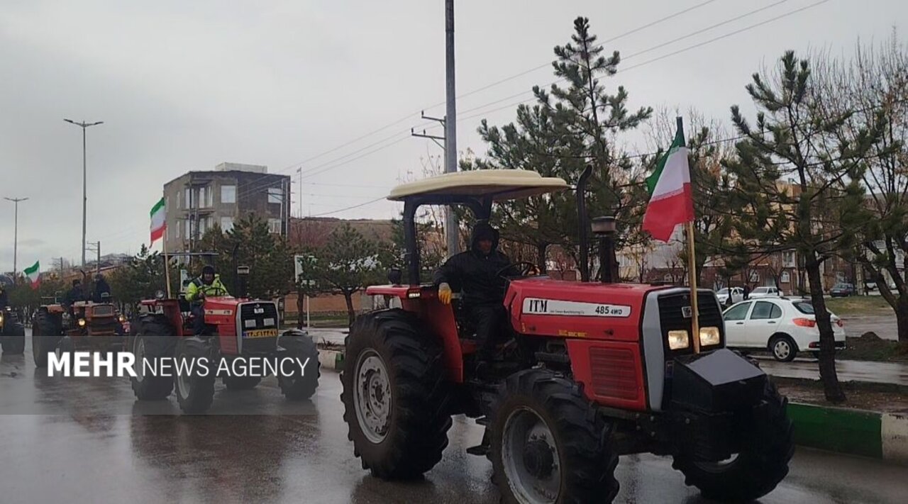رژه تراکتورسواران روستاهای خلخال در بیعت با رهبر انقلاب اسلامی