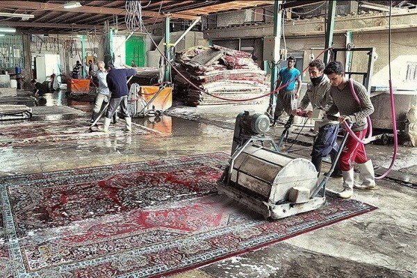 قالیشویی منازل آسیب دیده و گرد و خاک گرفته از بمباران محلات شهر