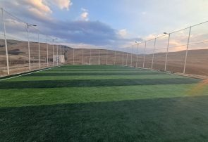 احداث چمن مصنوعی شهدای زنگبار با مشارکت گروه‌های جهادی