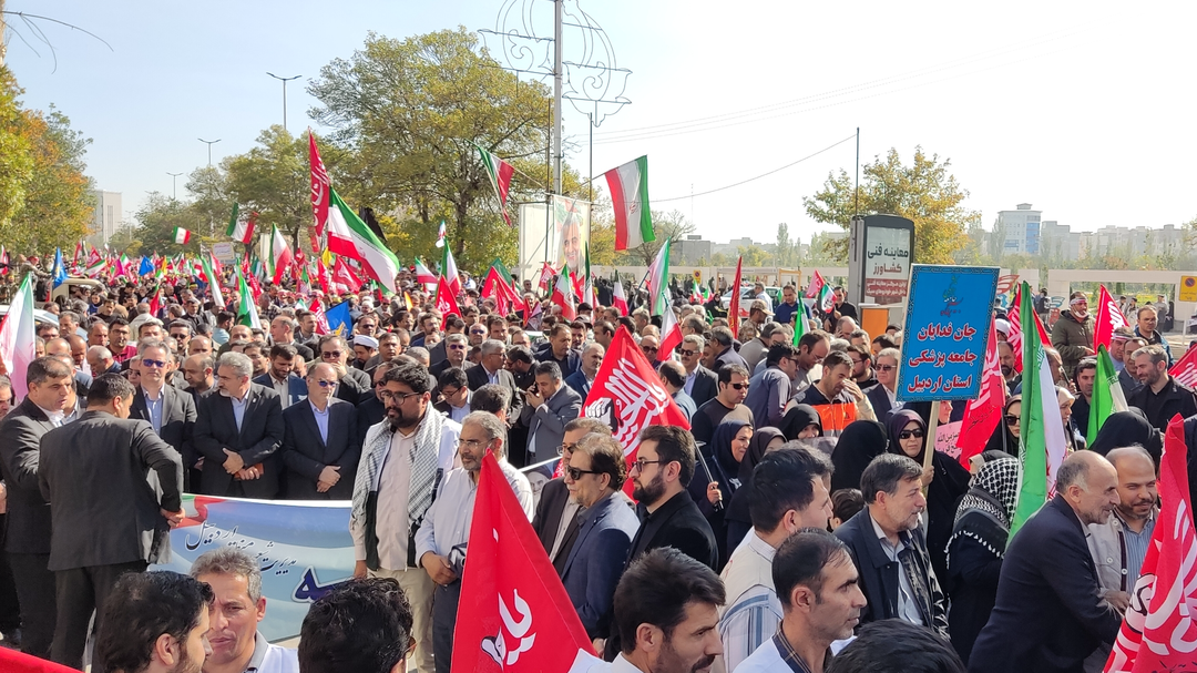رژه ۱۰۰ هزارنفری بسیجیان اردبیل در رزمایش «جان فدای ایران»