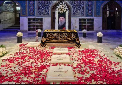 قرائت پیام مقام معظم رهبری بر مرقد رهبر شهید همزمان با هفته دفاع مقدس