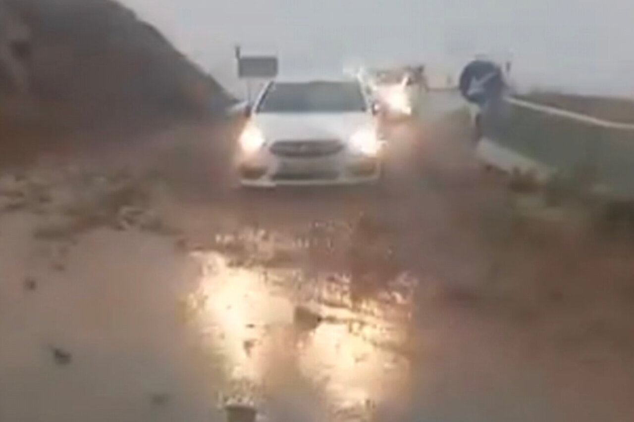 جاریشدن سیل در جاده گرمی